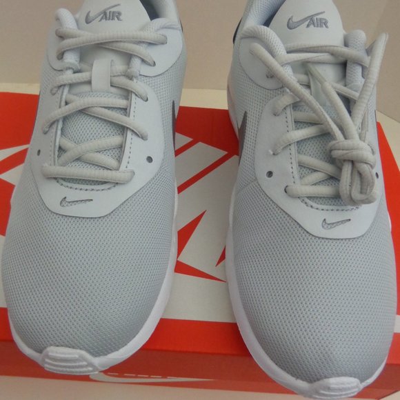 Nike Air Max Oketo. New. Women Size: 8. - Picture 2 of 9